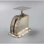 A set of late Victorian silver postal scales, Birmingham 1900, 8cm