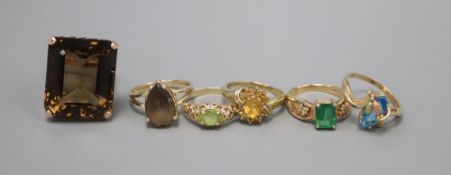 Five assorted 9ct gold dress rings, and a 14k gold dress ringCONDITION: 14k rectangular brown