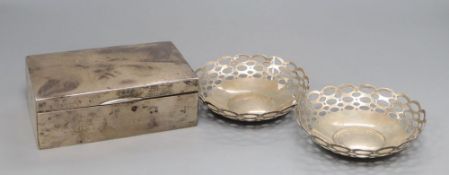 A pair of silver bon-bon dishes, A & J Z, Birmingham 1910, 5.1oz. and a Chinese white metal