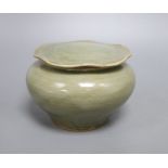 A Chinese Ming celadon jar and cover, overall height 10cm