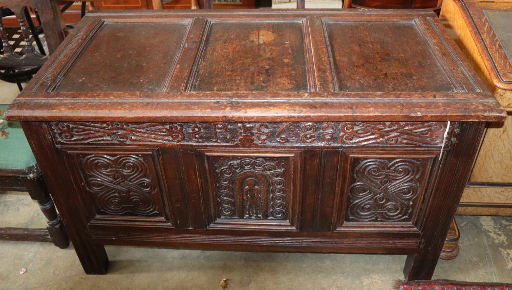 An early 18th century oak coffer, W.118cm, D.60cm, H.70cm