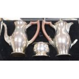 A cased George V silver three piece cafe au lait set, Birmingham 1930, 17.6ozs gross