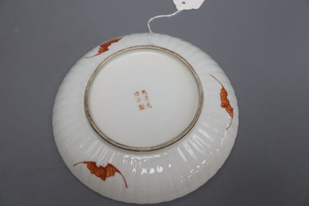 A Chinese famille rose fluted dish, diameter 18cmCONDITION: Good condition - Bild 2 aus 3