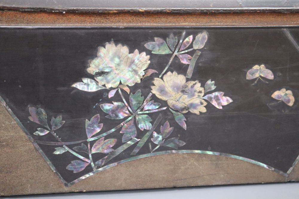 A Japanese mother-of-pearl inlay lacquer box - Image 3 of 4
