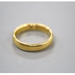 A 22ct gold wedding band, size K/L, 5.3 grams.