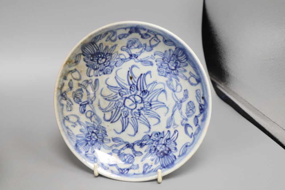 A Chinese blue and white jar, a dish and an Indian porcelain box and cover, tallest 20cmCONDITION: - Image 6 of 8