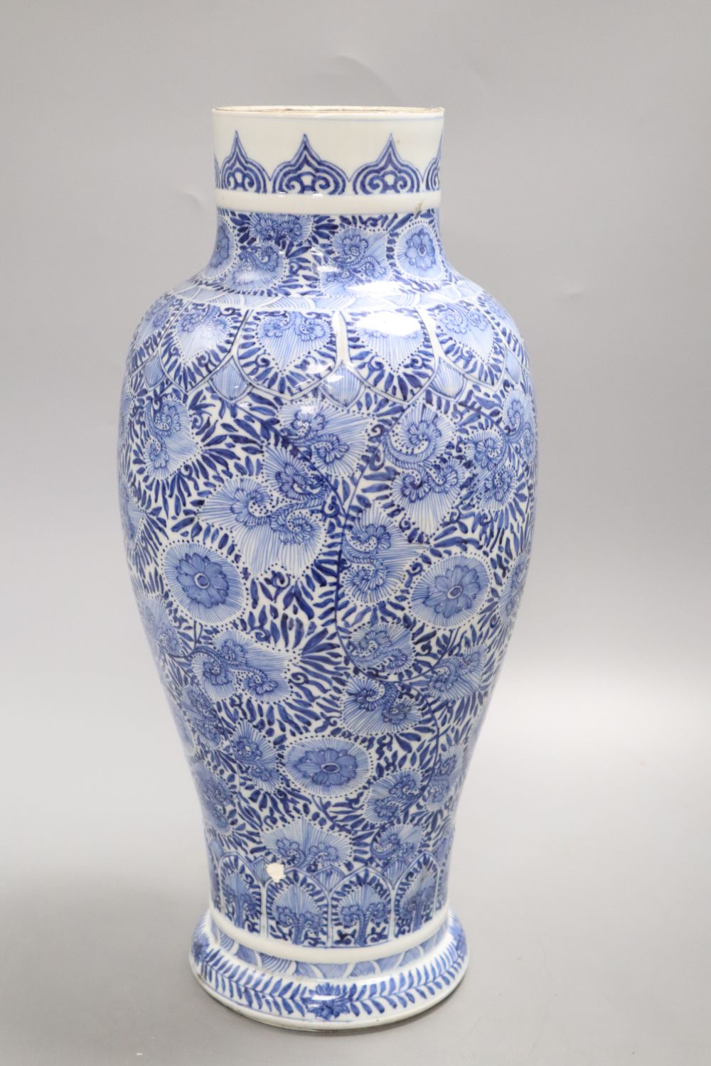 A large Chinese Kangxi blue and white vase, height 41cmCONDITION: This has been split into two - Bild 3 aus 4