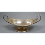 A George V pierced silver oval two handled pedestal dish, Birmingham, 1912, 23.5cm, 5oz.