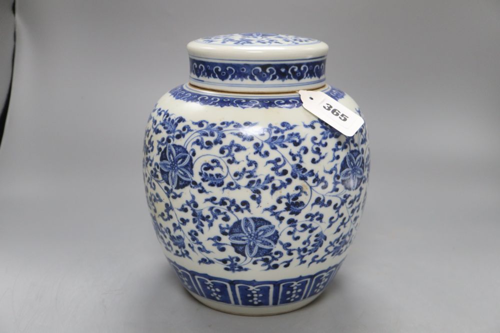 A Chinese blue and white jar and cover, 23.5cm high - Bild 3 aus 4