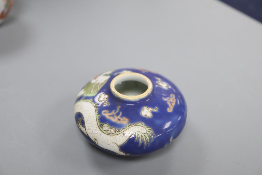 A minaiture Chinese famille rose vase, 6cm high and a blue ground brush washer - Bild 3 aus 6