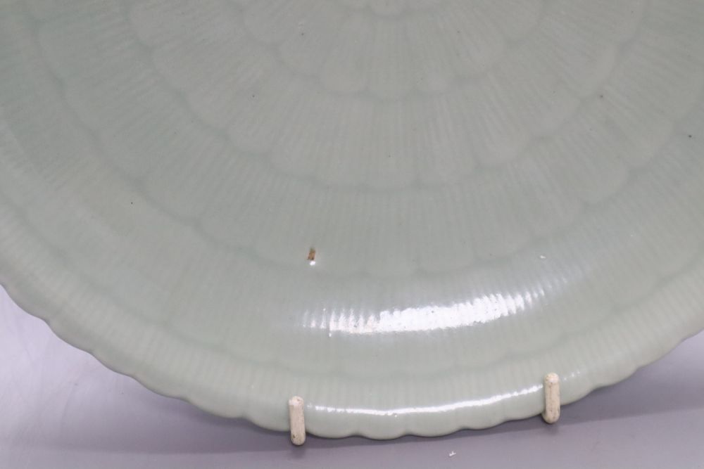 A Chinese celadon glazed dish, 18th / 19th century, Qianlong mark, diameter 28cmCONDITION: There are - Bild 3 aus 5