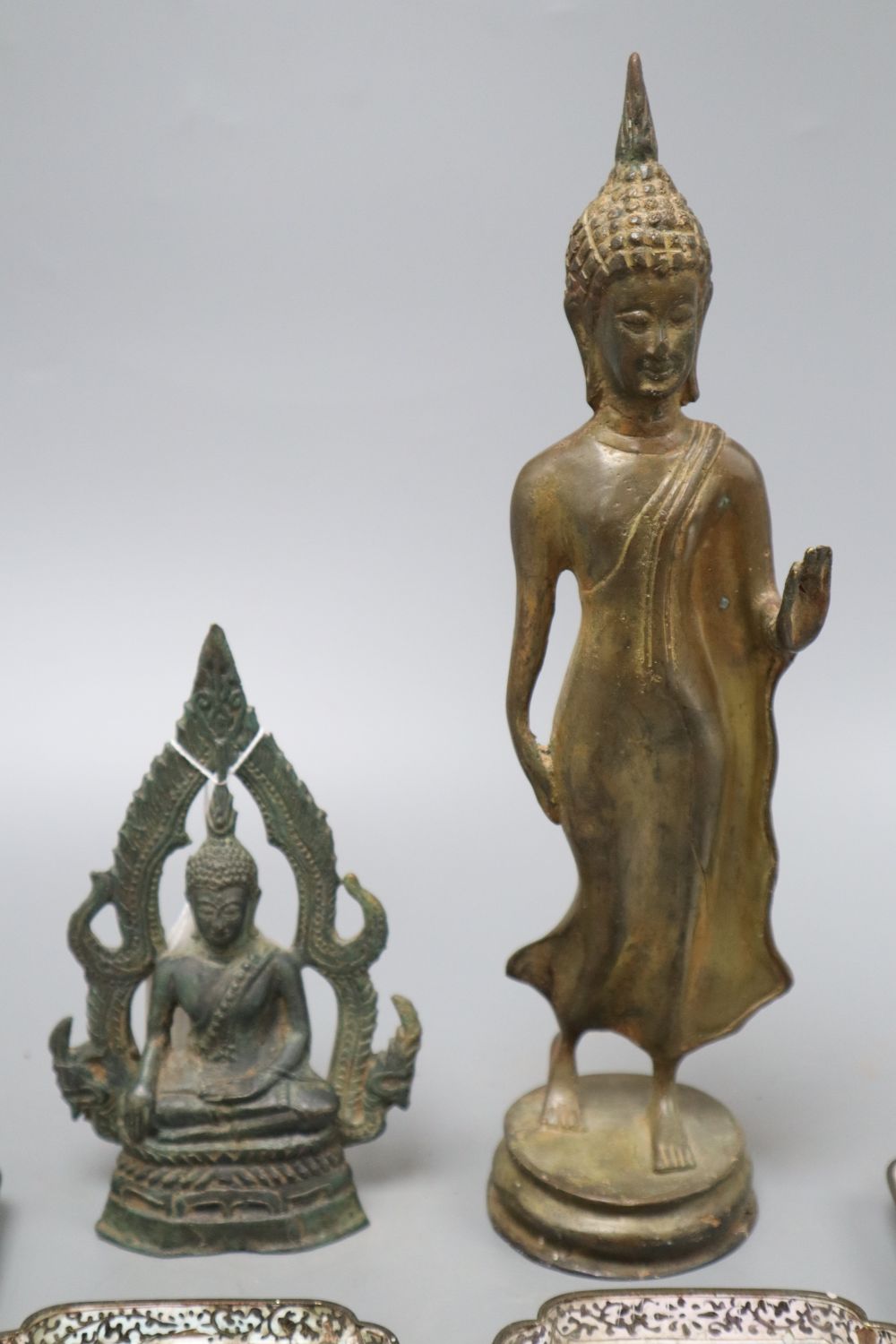 A 19th century bronze Thai standing figure, a Thai bronze seated figure and four Canton enamel - Bild 5 aus 7