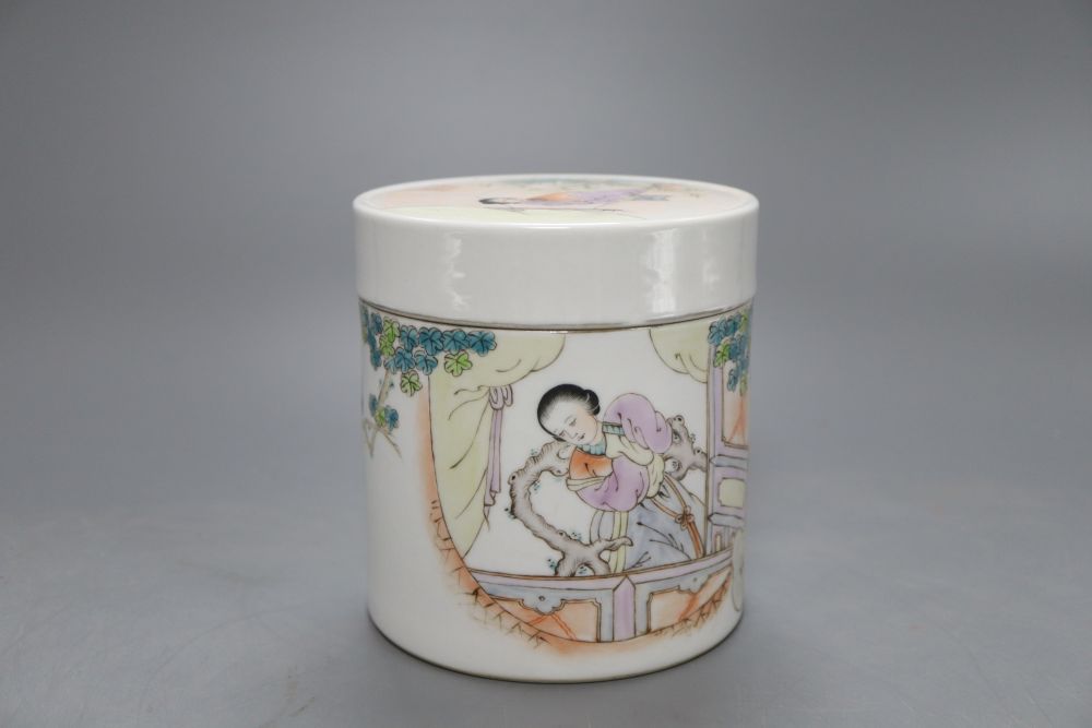 A Chinese famille rose jar and cover, 11.5cm high - Bild 2 aus 5