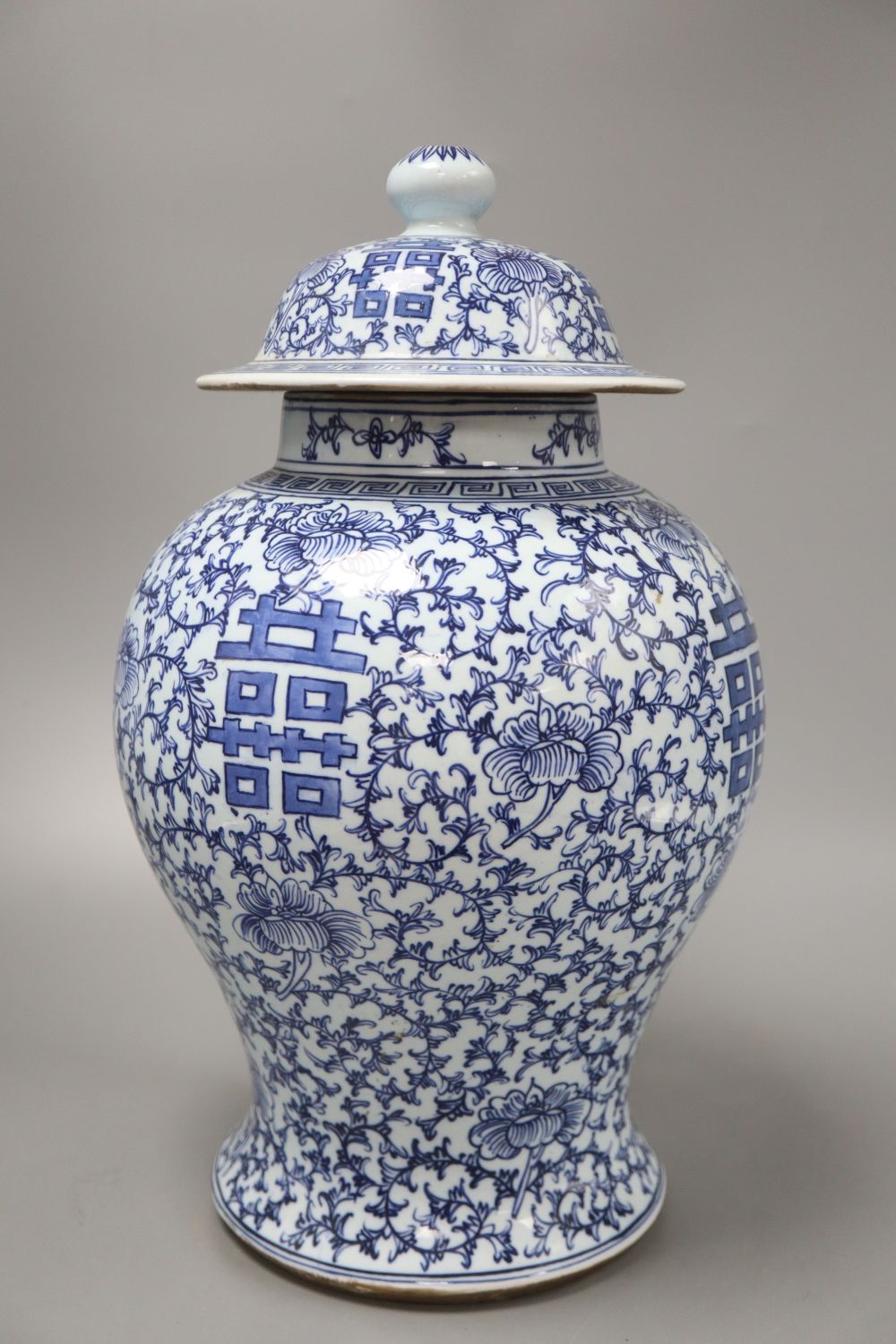 A large Chinese blue and white vase and cover, height 40cm - Bild 3 aus 4