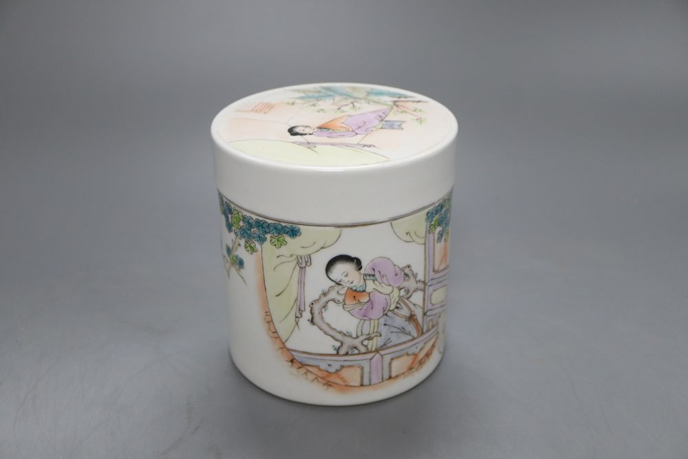 A Chinese famille rose jar and cover, 11.5cm high - Bild 3 aus 5