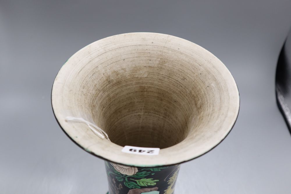 A 19th century Chinese famille noir beaker vase, height 33cmCONDITION: There are two hairline cracks - Bild 5 aus 6