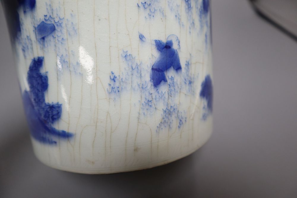 A Chinese blue and white brushpot, height 18cmCONDITION: There is heavy discoloured crazing - Bild 8 aus 8