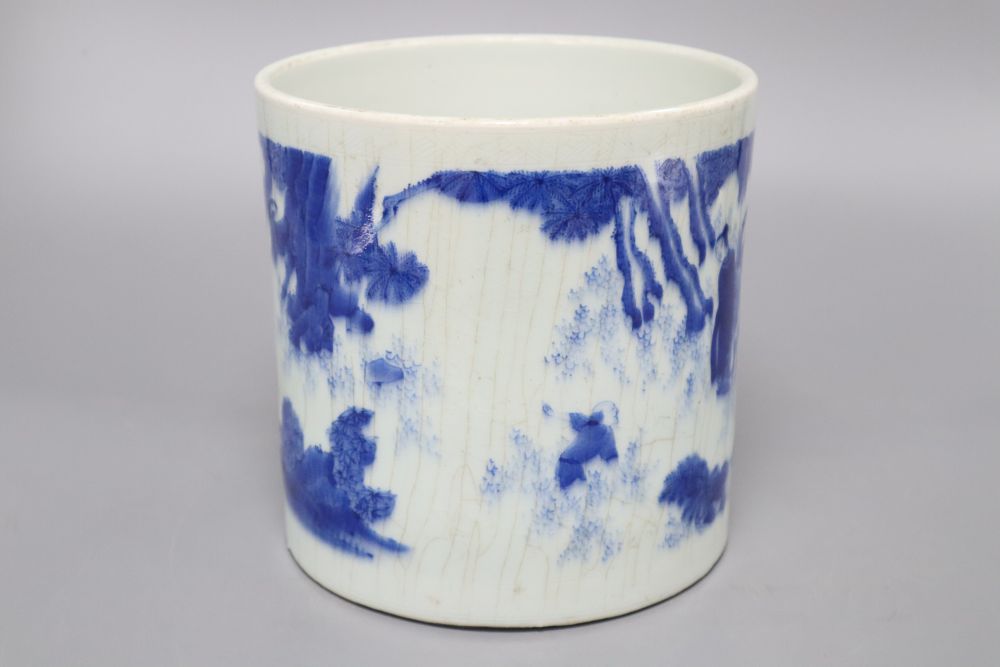 A Chinese blue and white brushpot, height 18cmCONDITION: There is heavy discoloured crazing - Bild 4 aus 8