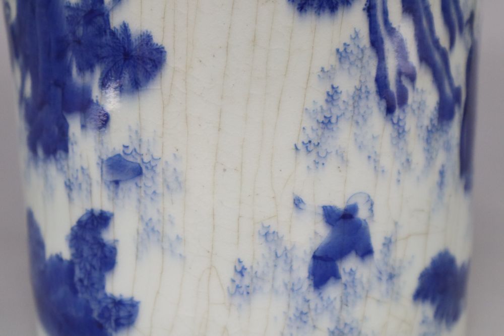 A Chinese blue and white brushpot, height 18cmCONDITION: There is heavy discoloured crazing - Bild 5 aus 8