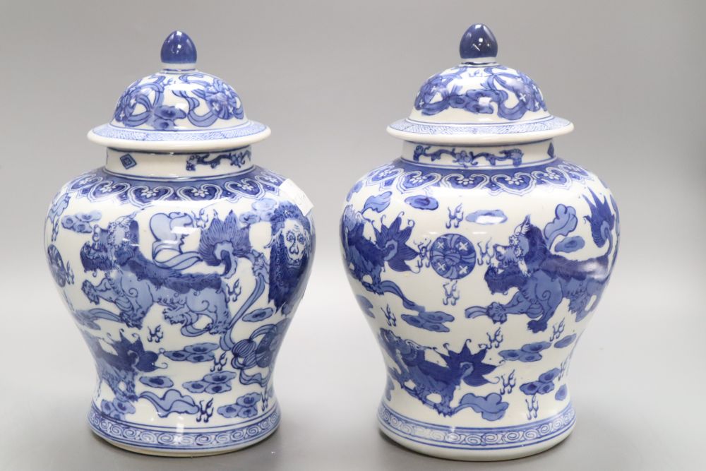 A pair of Chinese blue and white 'dragon' vases, height 26cmCONDITION: We believe these to be modern - Bild 3 aus 8