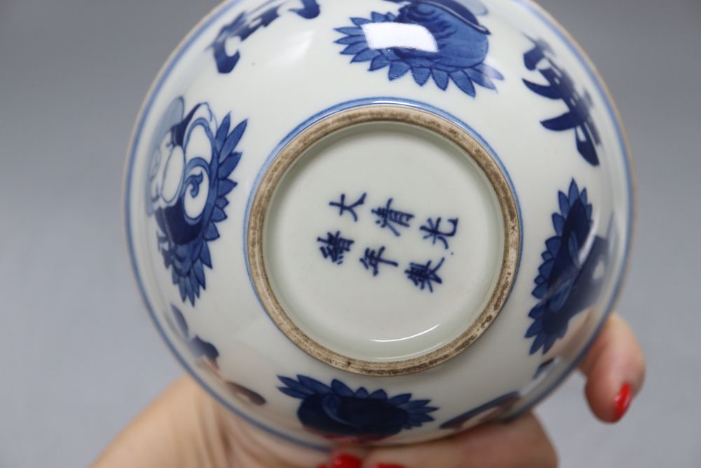 A Chinese blue and white bowl, guangxu mark but later, diameter 14cm - Bild 5 aus 5