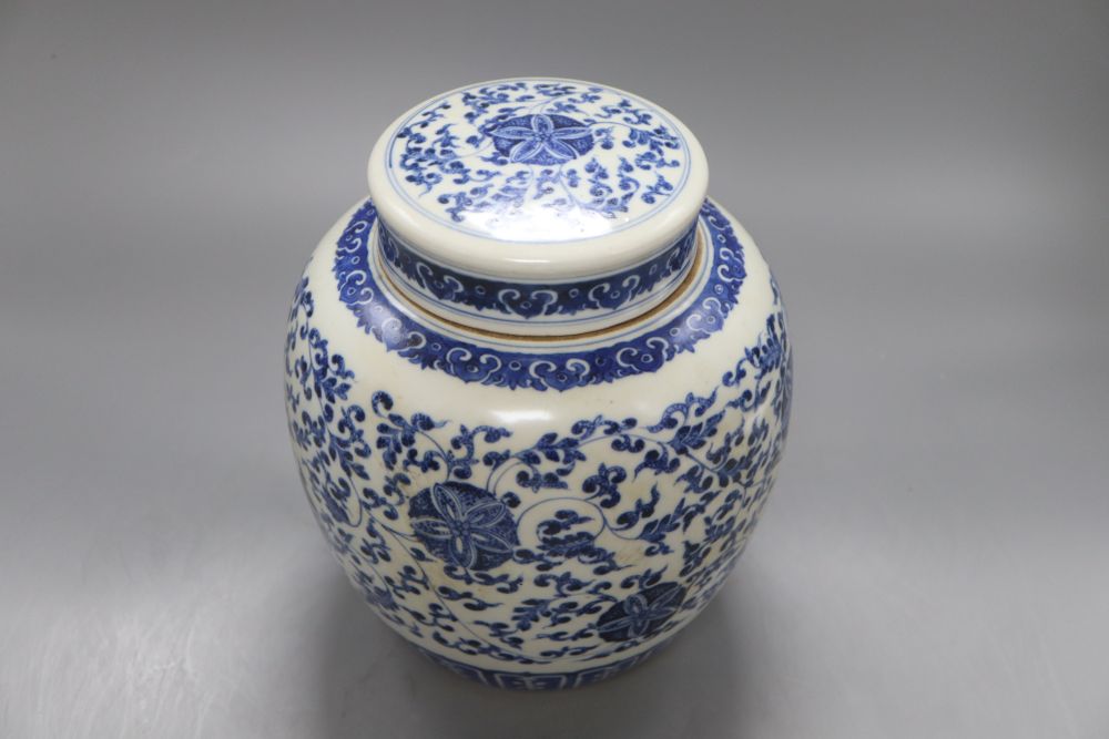 A Chinese blue and white jar and cover, 23.5cm high - Bild 2 aus 4