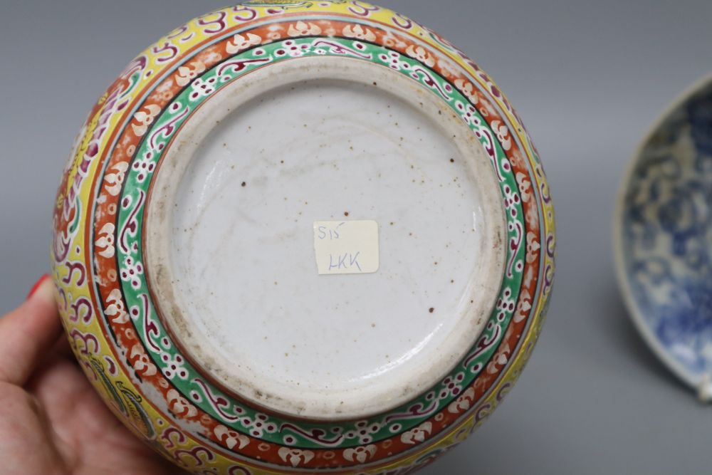 A Chinese blue and white jar, a dish and an Indian porcelain box and cover, tallest 20cmCONDITION: - Image 7 of 8