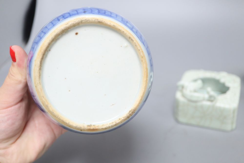 A Chinese blue and white jar, a crackleglazed 'dragon' brush washer and an enamelled dish - Bild 5 aus 6