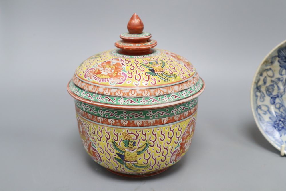 A Chinese blue and white jar, a dish and an Indian porcelain box and cover, tallest 20cmCONDITION: - Image 5 of 8