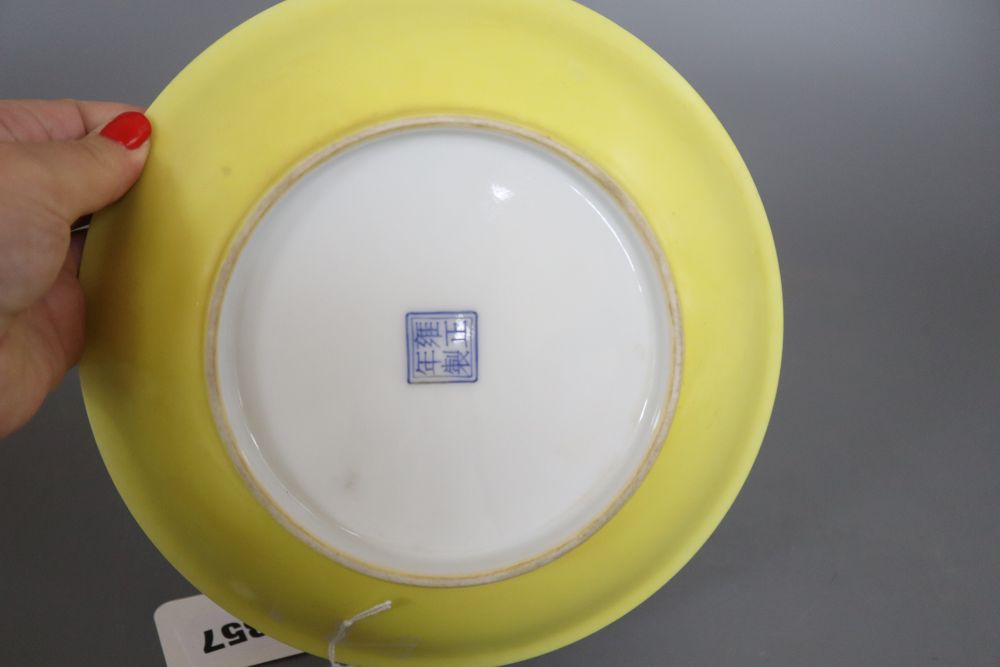 A Chinese five peach dish, diameter 20.5cmCONDITION: The pink and white enamels are finely crazed - Bild 3 aus 3