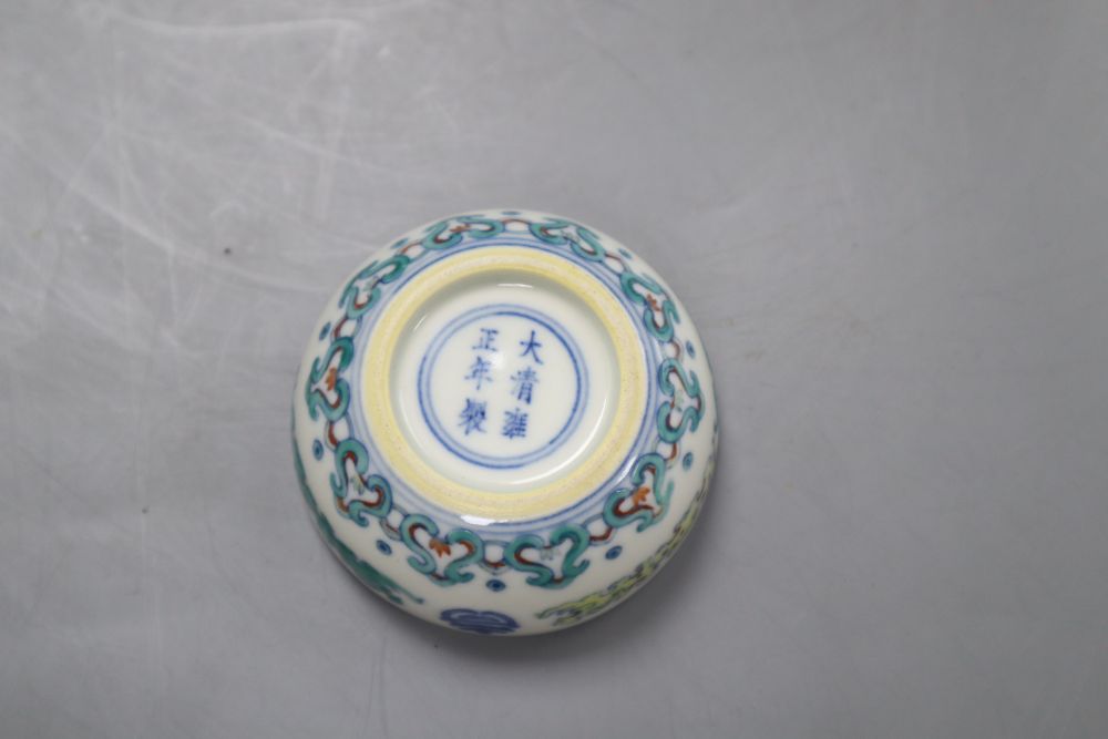 Two Chinese blue and white export plates, a blue and white miniature vase, a dish and bowl - Bild 5 aus 10