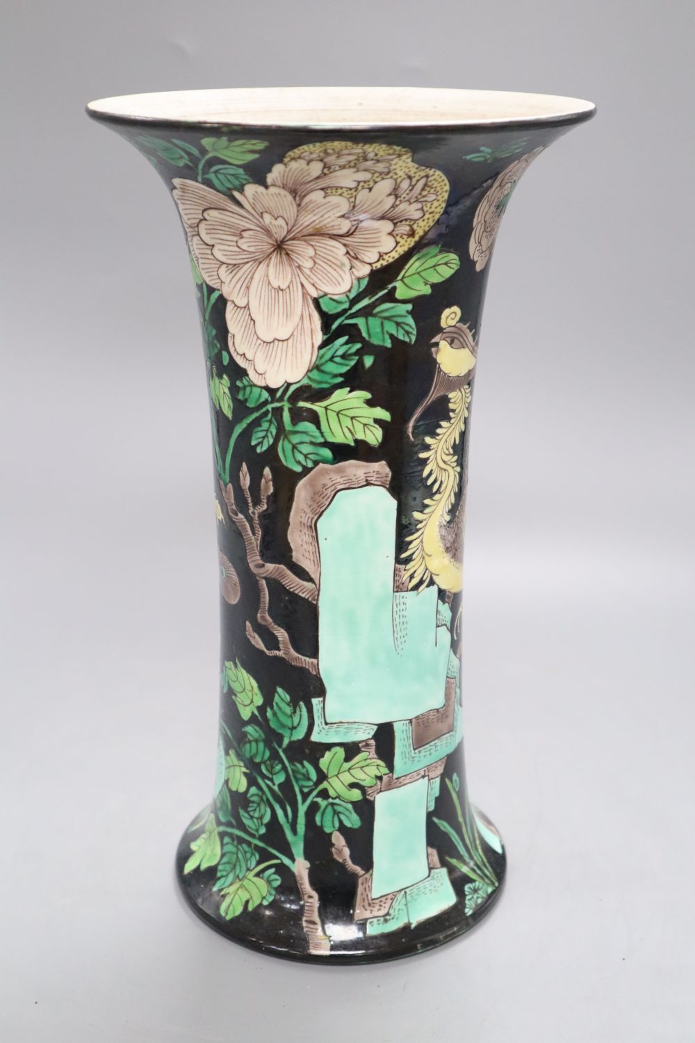 A 19th century Chinese famille noir beaker vase, height 33cmCONDITION: There are two hairline cracks - Bild 4 aus 6