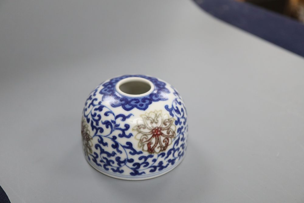 A Chinese beehive water pot, Qianlong mark but later, 4.5cm high - Bild 3 aus 4