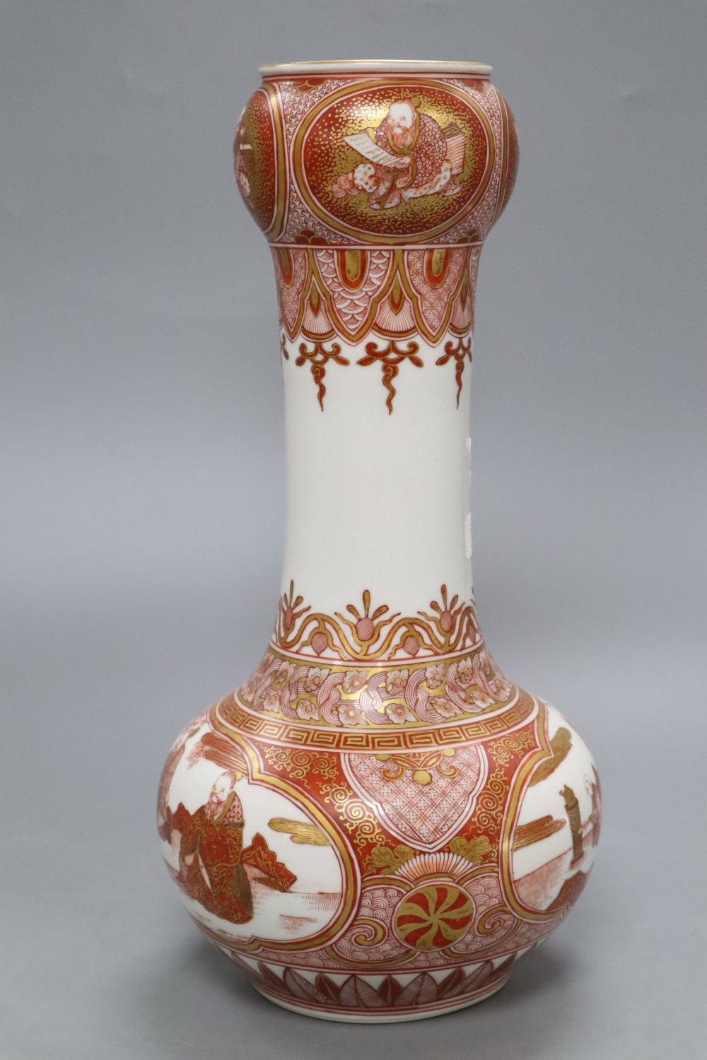 A Japanese Kutani vase, height 30cmCONDITION: There are one or two minor scuffs to the paint, it - Image 4 of 5