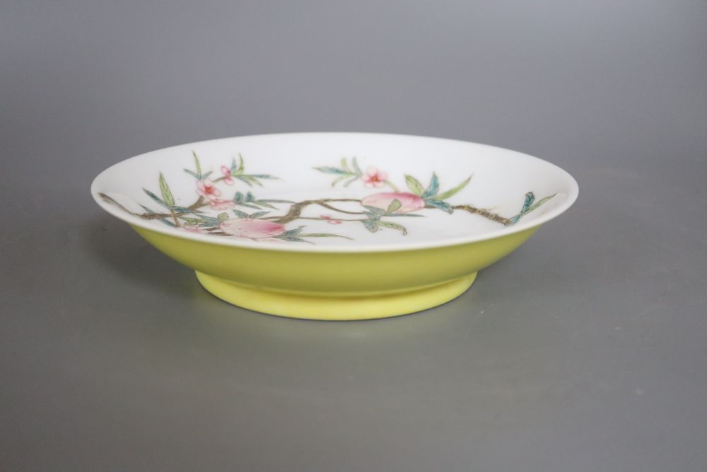 A Chinese five peach dish, diameter 20.5cmCONDITION: The pink and white enamels are finely crazed - Bild 2 aus 3