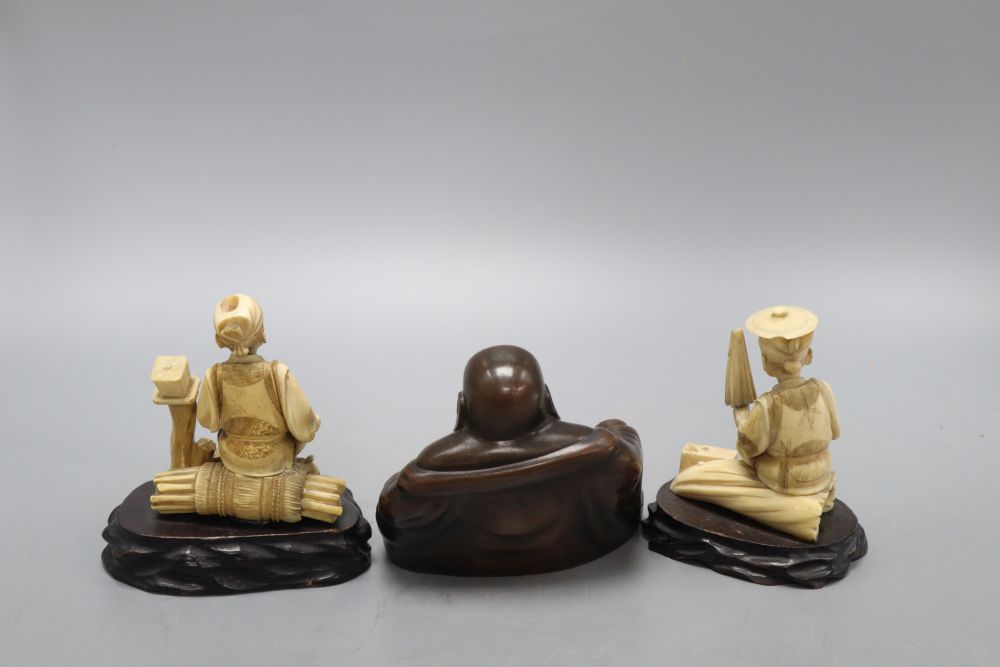 A Chinese bronze figure of a Budai and two Japanese carved ivory figures on stand - Bild 2 aus 4