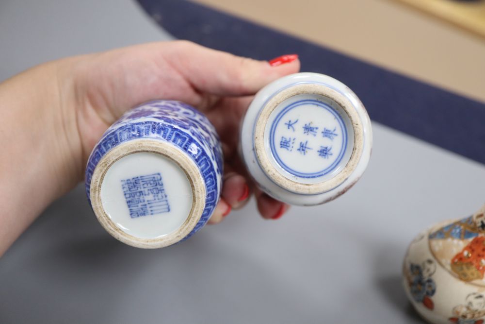 Two Satsuma bottle vases, miniature Chinese blue and white vase, Qianlong mark to base and a Chinese - Bild 4 aus 4