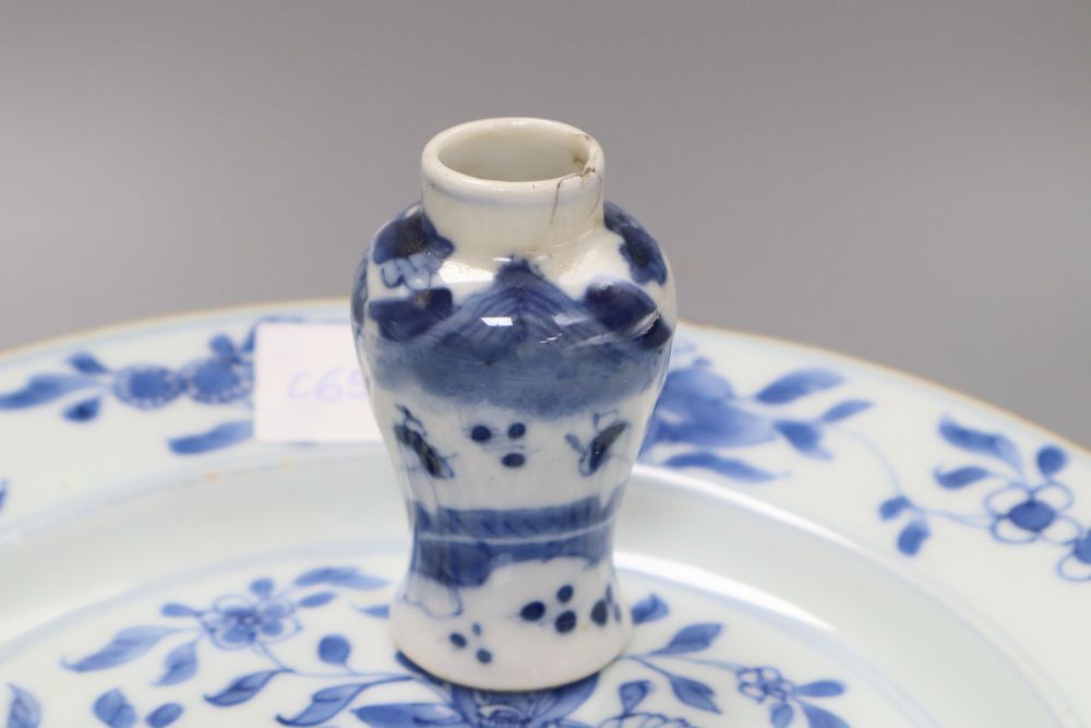 Two Chinese blue and white export plates, a blue and white miniature vase, a dish and bowl - Bild 6 aus 10