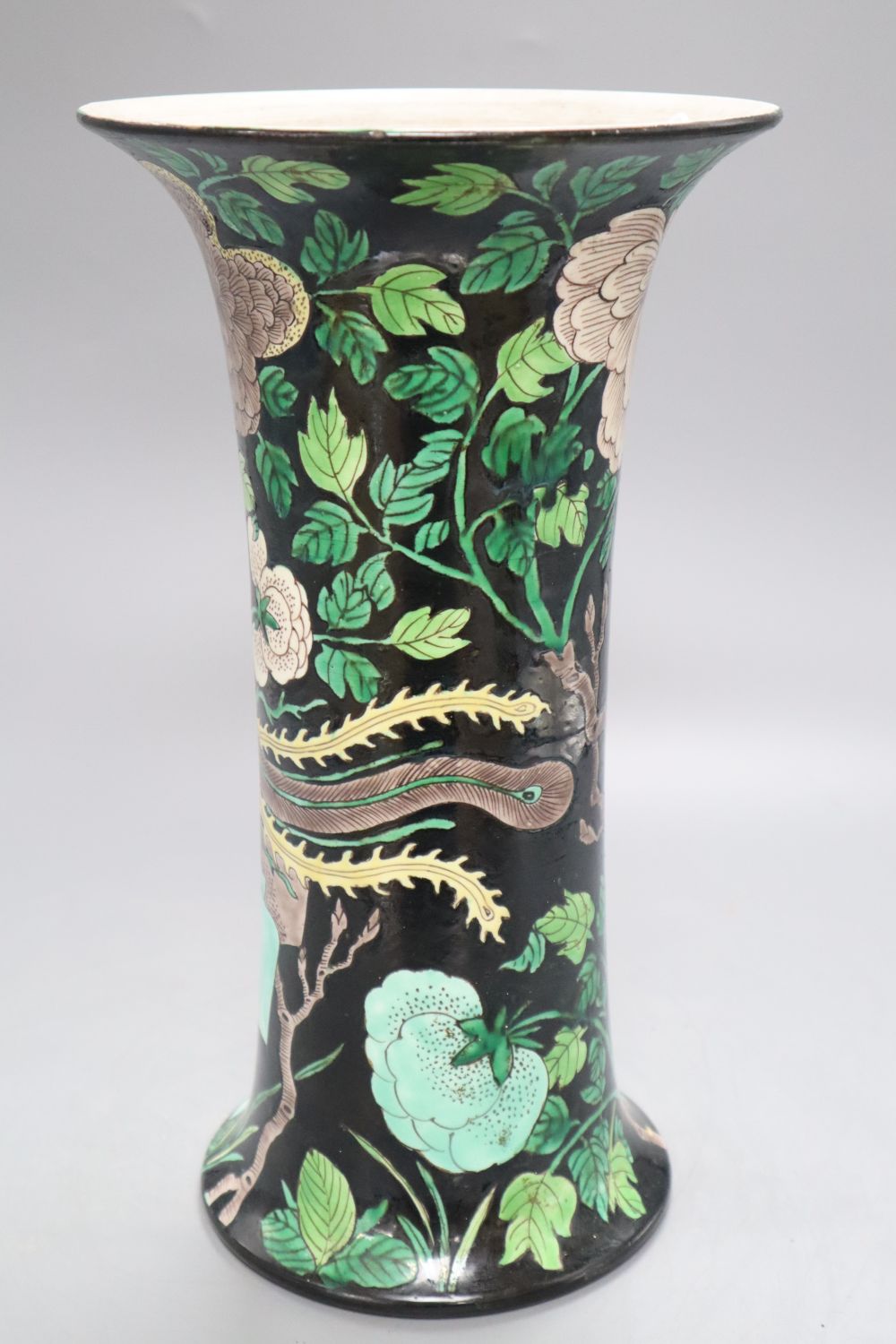 A 19th century Chinese famille noir beaker vase, height 33cmCONDITION: There are two hairline cracks - Bild 3 aus 6