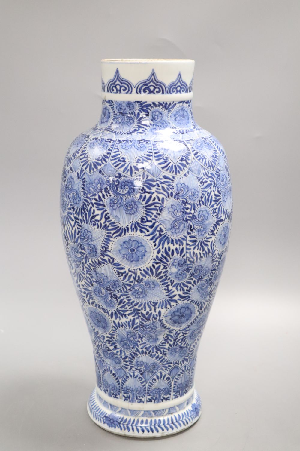 A large Chinese Kangxi blue and white vase, height 41cmCONDITION: This has been split into two - Bild 2 aus 4