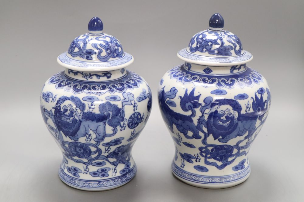 A pair of Chinese blue and white 'dragon' vases, height 26cmCONDITION: We believe these to be modern - Bild 2 aus 8