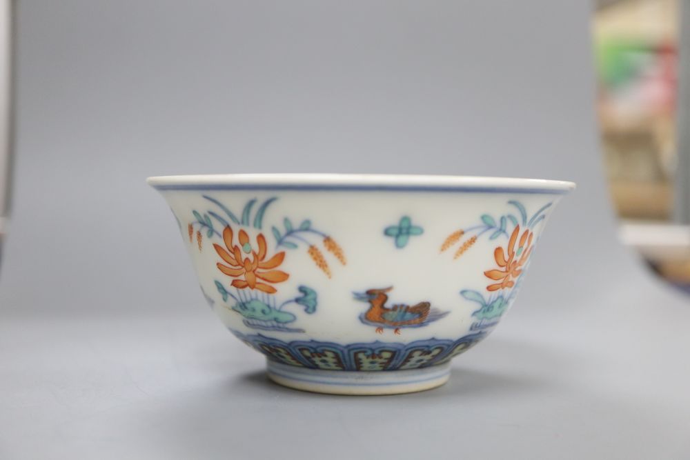 A Chinese doucai porcelain bowl, Yongzheng mark but later, diameter 10cm - Bild 2 aus 5