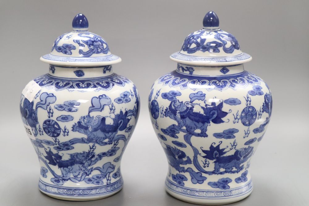 A pair of Chinese blue and white 'dragon' vases, height 26cmCONDITION: We believe these to be modern - Bild 4 aus 8