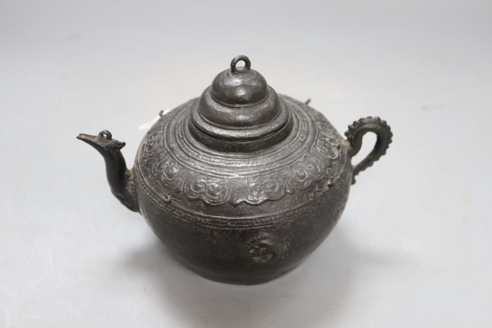 A Chinese archaistic bronze teapot, Qing dynasty, height 13cm - Bild 2 aus 3