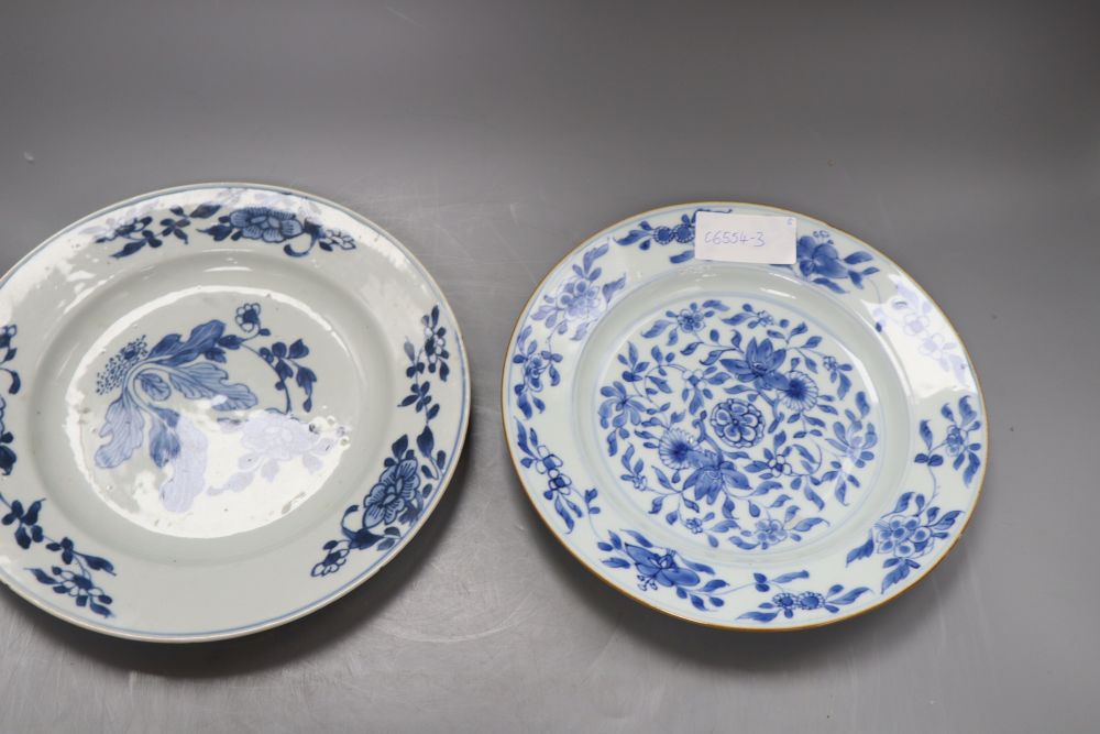 Two Chinese blue and white export plates, a blue and white miniature vase, a dish and bowl - Bild 9 aus 10