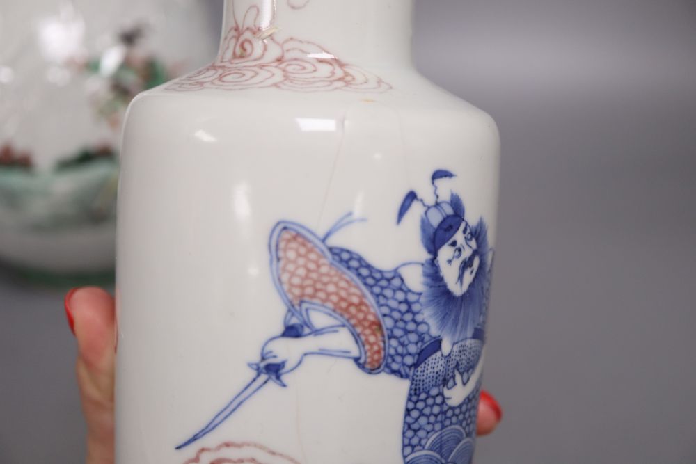 A Chinese famille verte bottle vase, an underglazed copper rouleau vase and a peacock, tallest 38cm - Bild 5 aus 7