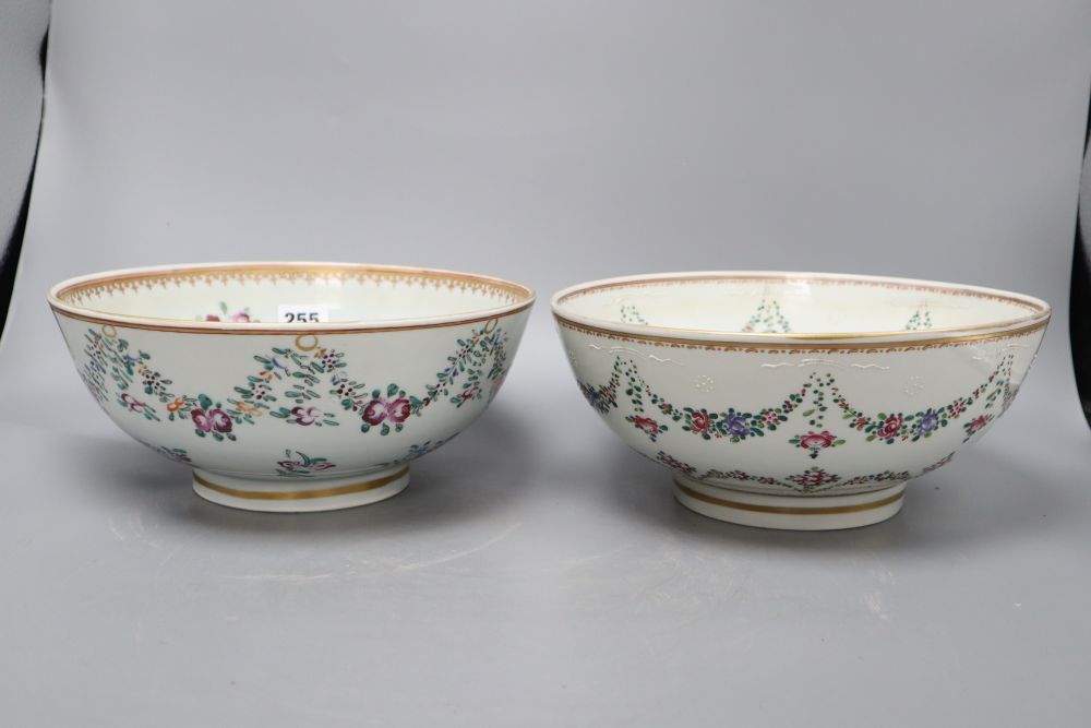 Two Samson famille rose bowls, in Qianlong style and a Japanese kutani bowlCONDITION: Both Samson - Bild 5 aus 8
