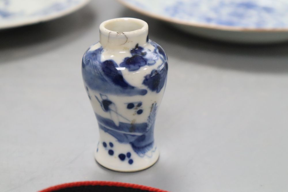 Two Chinese blue and white export plates, a blue and white miniature vase, a dish and bowl - Bild 7 aus 10