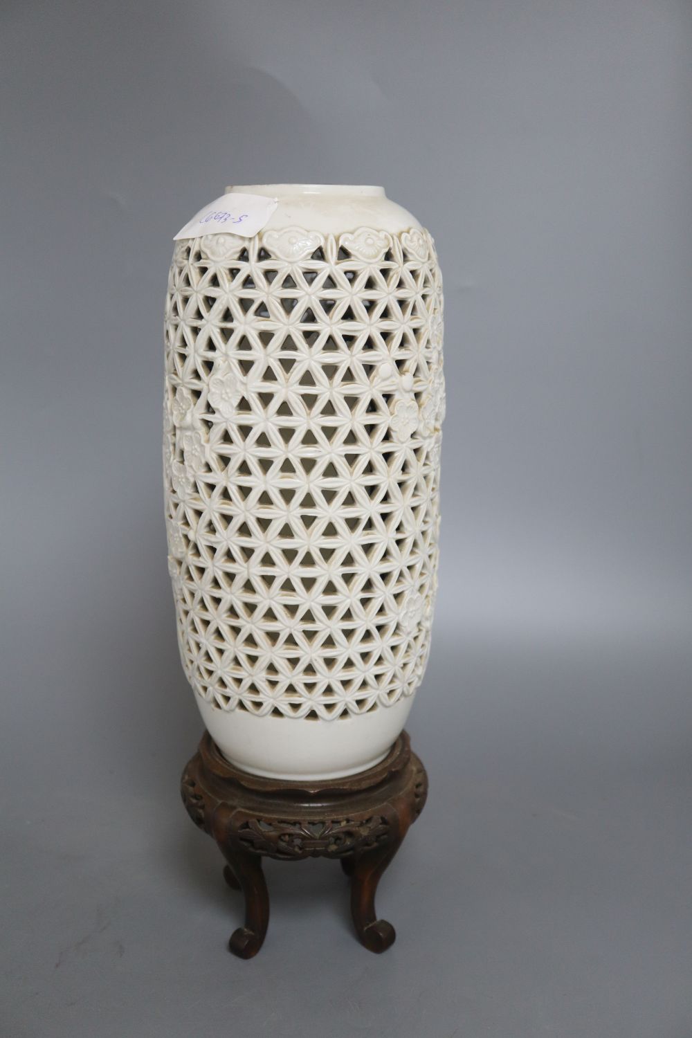 A Chinese pierced blanc de chine lantern, hardwood stand, overall height 36.5cm - Bild 3 aus 3