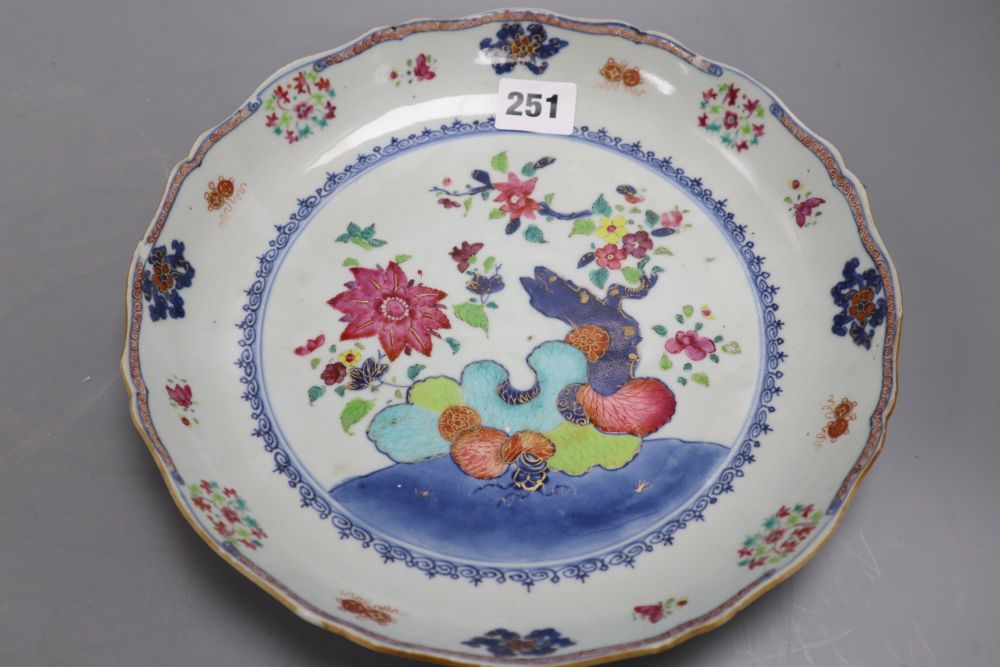Two Chinese famille rose tobacco leaf plates, 18th centuryCONDITION: The smaller of the two has a ' - Bild 5 aus 6